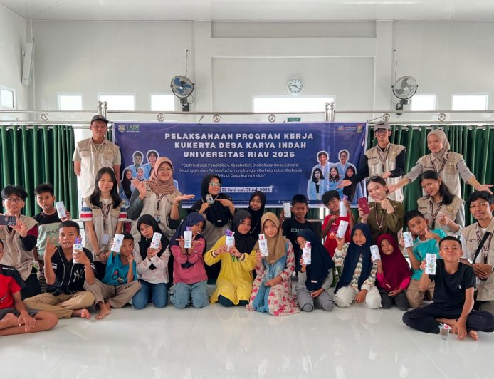 Kreatif! Anak Desa Karya Indah Diajak Mahasiswa Kukerta Unri Menabung Lewat Celengan dari Botol Plastik Bekas
