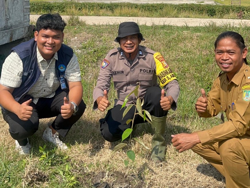 Mahasiswa KUKERTA Unri Bagikan 800 Bibit Durian dan Jengkol untuk Warga Rohil, Dorong Desa Sungai Besar Jadi Sentra Buah