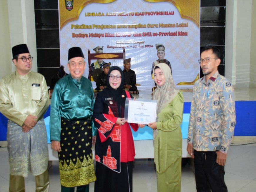 Wabup Kampar Dorong Guru Perkuat Muatan Lokal Budaya Melayu