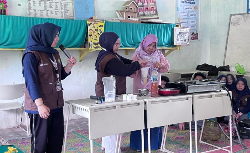 Mahasiswa KUKERTA Unri Latih Ibu PKK Kuansing Olah Minyak Jelantah Jadi Lilin Aromaterapi
