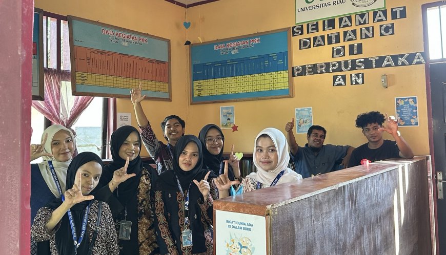Mahasiswa Kukerta Unri Hidupkan Lagi Perpustakaan Desa Kumantan, Dorong Minat Baca Generasi Muda