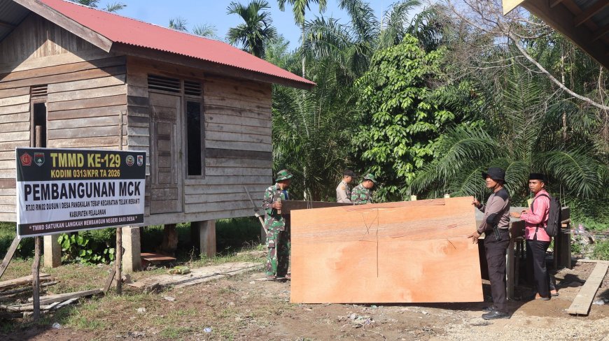 TNI-Polri dan Warga Gotong Royong Bangun MCK dalam Program TMMD ke-129 Kodim 0313/KPR