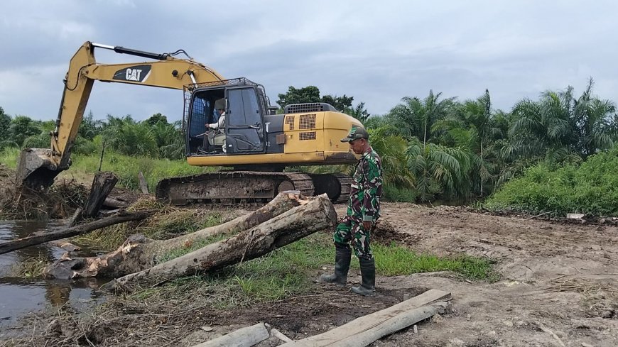 TMMD ke-129 Pelalawan Percepat Peningkatan Jalan 2,5 Km, Babinsa Kawal Perbaikan Jembatan Logistik