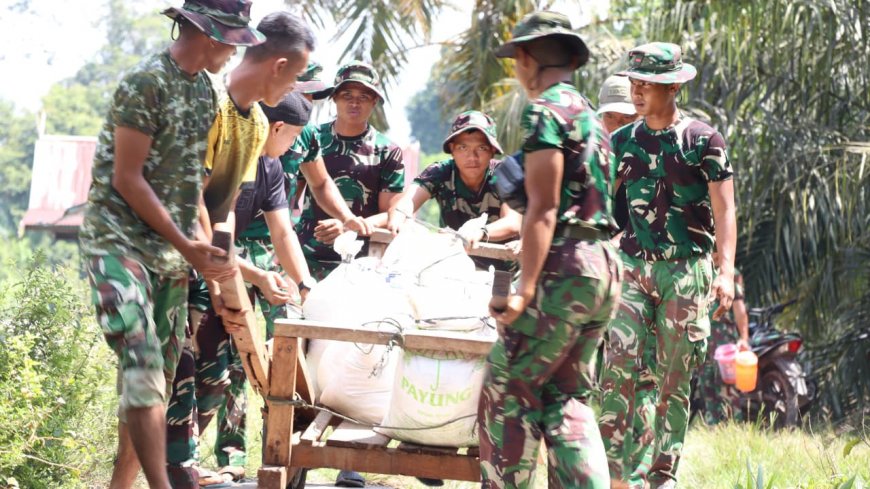 Satgas TMMD ke-129 Dorong Material 1,5 Kilometer Demi Rampungkan Rumah Layak Huni Warga Pelalawan