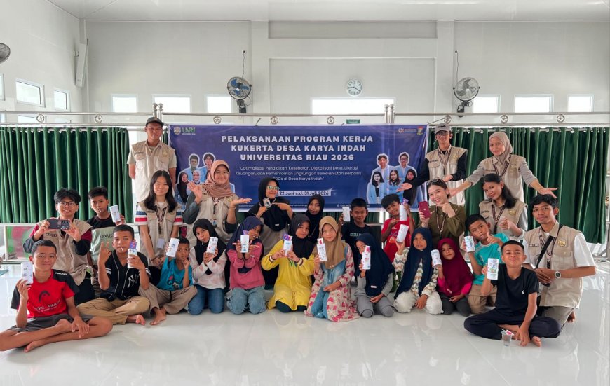Kreatif! Anak Desa Karya Indah Diajak Mahasiswa Kukerta Unri Menabung Lewat Celengan dari Botol Plastik Bekas