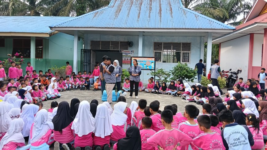 Mahasiswa KKN Unri Tanamkan Budaya Peduli Sampah di SDN 006 Pelalawan Lewat Daur Ulang Galon Bekas