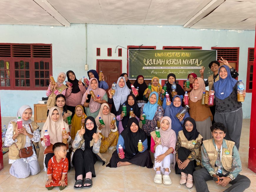Mahasiswa KKN Unri Ajarkan Warga Pelalawan Olah Air Cucian Beras Jadi Pupuk Organik Cair