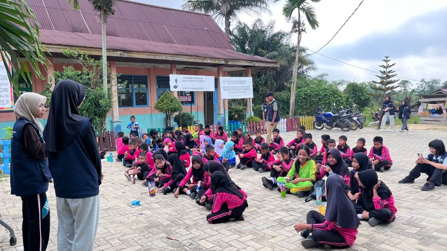 Siswa SD di Pelalawan Diedukasi Cara Sikat Gigi yang Benar oleh Mahasiswa Kukerta Unri