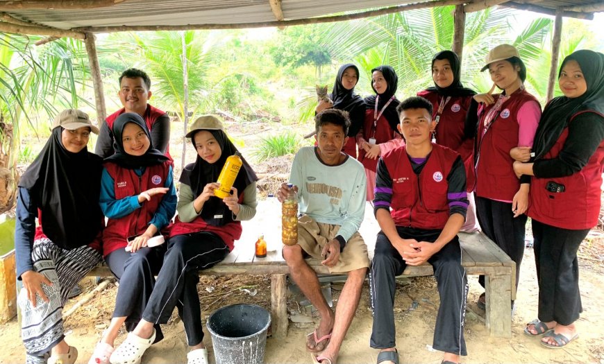 Olah Limbah Organik Jadi Pupuk Cair, Mahasiswa Kukerta Unri Latih Warga Desa Kuala Semundam