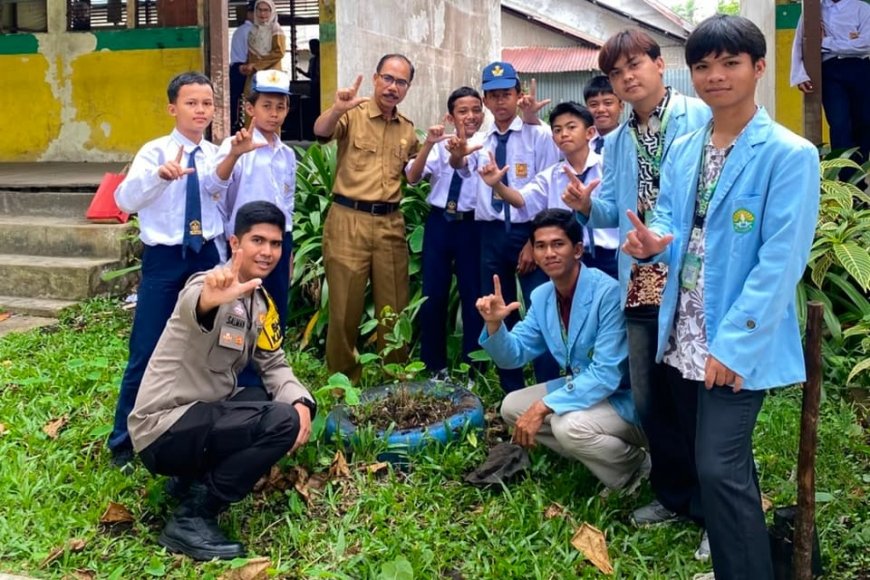 Mahasiswa Kukerta Unri dan Om Bhabin Milenial Tanam Bibit di SMPN 2 Tembilahan