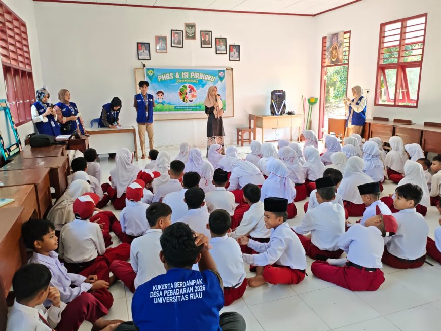 Lewat Eksperimen Interaktif,  Mahasiswa Kukerta Unri Ajarkan PHBS dan Gizi Seimbang kepada Siswa SDN 04 Pebadaran