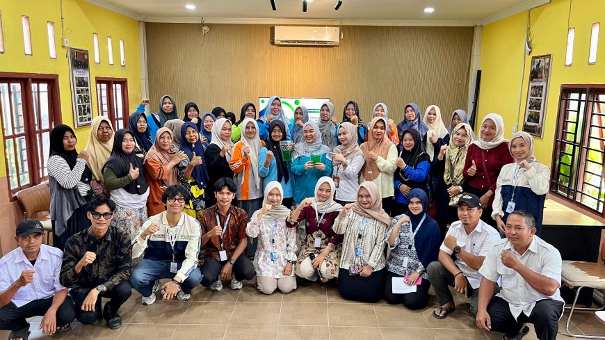 Bidik Peluang UMKM Desa,  Mahasiswa Kukerta Unri Latih Warga Danau Pulai Indah Produksi Sabun Cuci Piring