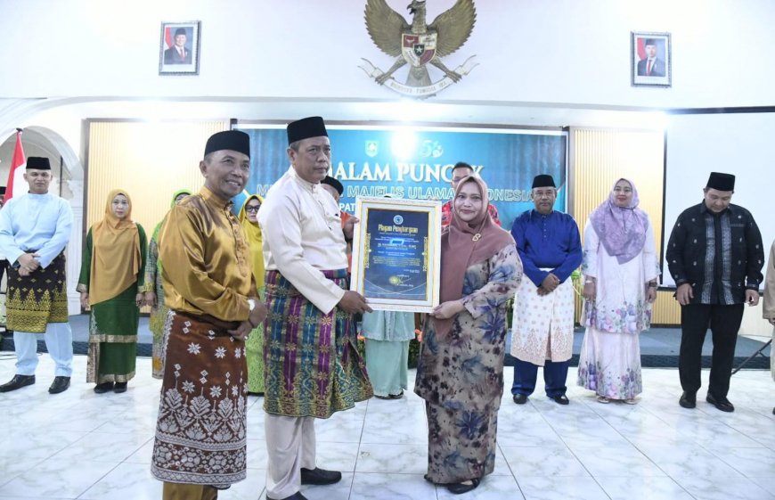 Dinilai Berkomitmen Bangun Pendidikan Islam, Bupati Bengkalis Raih Penghargaan MUI