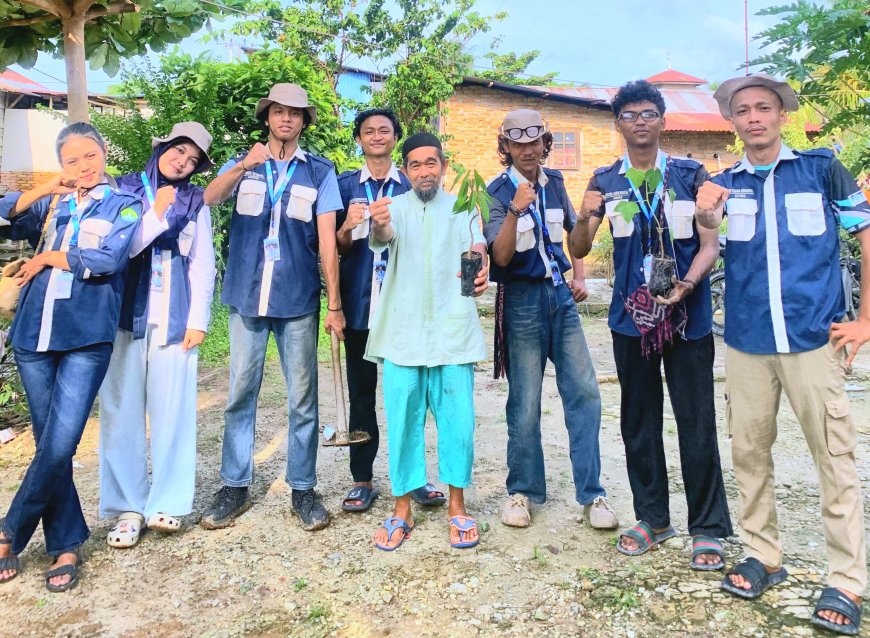 Dorong Gerakan Penghijauan Berbasis Rumah Tangga, Kukerta Berdampak Unri Bagikan 200 Bibit Pohon ke Warga Teluk Piyai