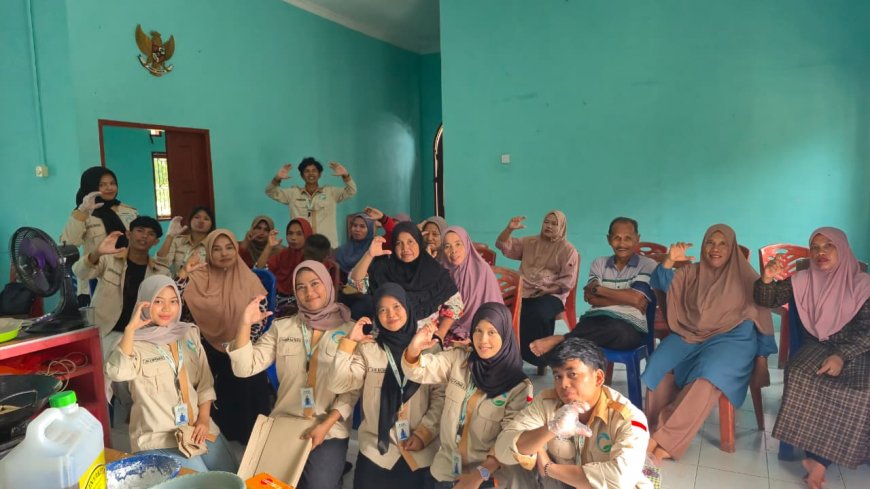 Kukerta Berdampak Unri Dampingi Warga Desa Centai Kembangkan Amplang Udang