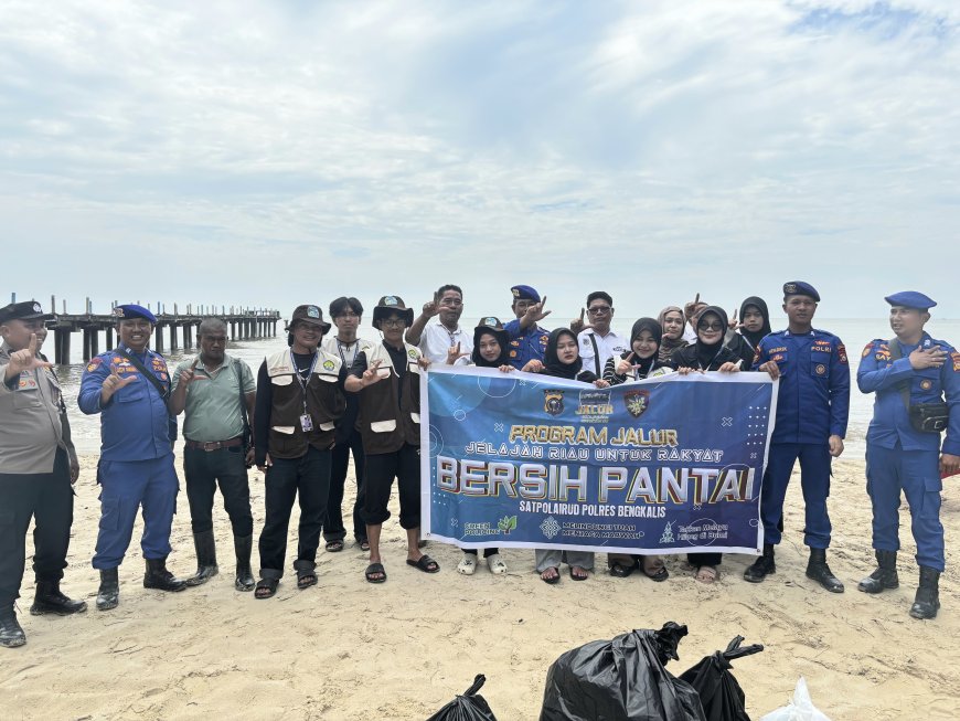 Mahasiswa Kukerta Unri Gandeng Polair Bersihkan Pantai Lapin