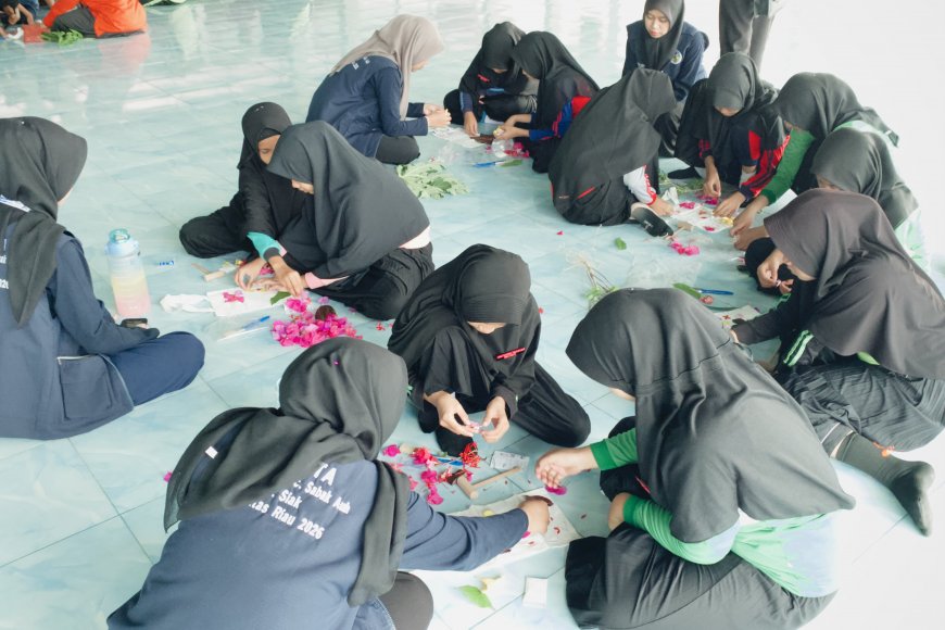 Mahasiswa Kukerta Unri Latih Siswa MTs PP AMTI Siak Membuat Ecoprint