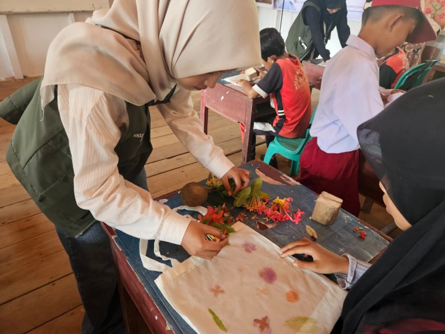 Mahasiswa Kukerta Unri Kenalkan Ecoprint Totebag kepada Siswa SD di Inhil