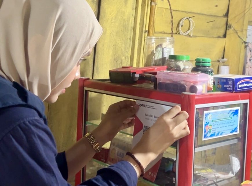 Mahasiswa Kukerta Unri Dampingi UMKM Desa Mak Teduh Miliki QRIS