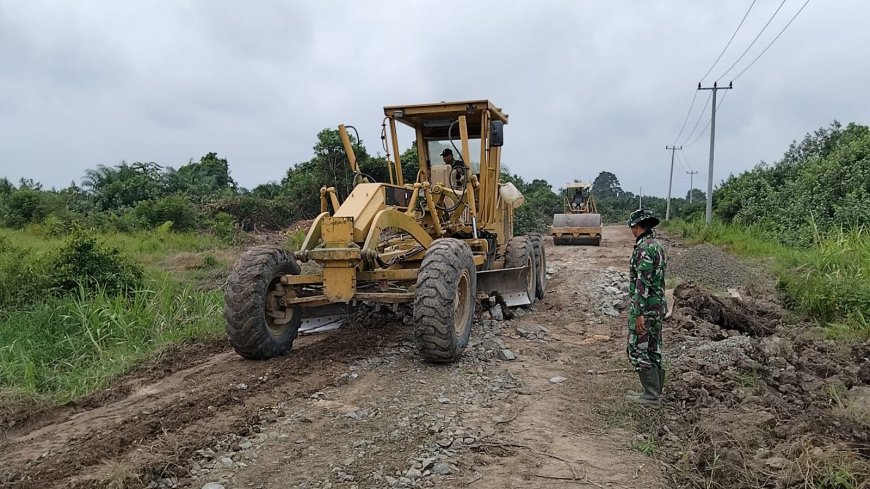 TMMD ke-129 Kodim 0313/KPR Percepat Perbaikan Jalan di Pelalawan, Libatkan 7 Dump Truck dan Alat Berat