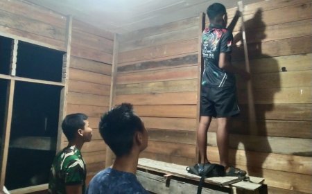 Satgas TMMD ke-129 Kodim 0313/KPR Lembur Malam Rampungkan Rumah Ibu Timah di Teluk Meranti