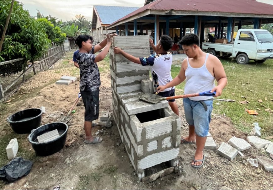 Mahasiswa Kukerta Unri Kenalkan Tungku Roket untuk Kurangi Asap Pembakaran Sampah di Inhu