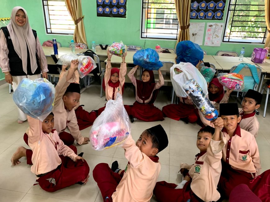 Mahasiswa KKN Umri Sulap Sampah Plastik Jadi Rak Sepatu Lewat Pelatihan Eco-Brick di MIN 2 Inhu